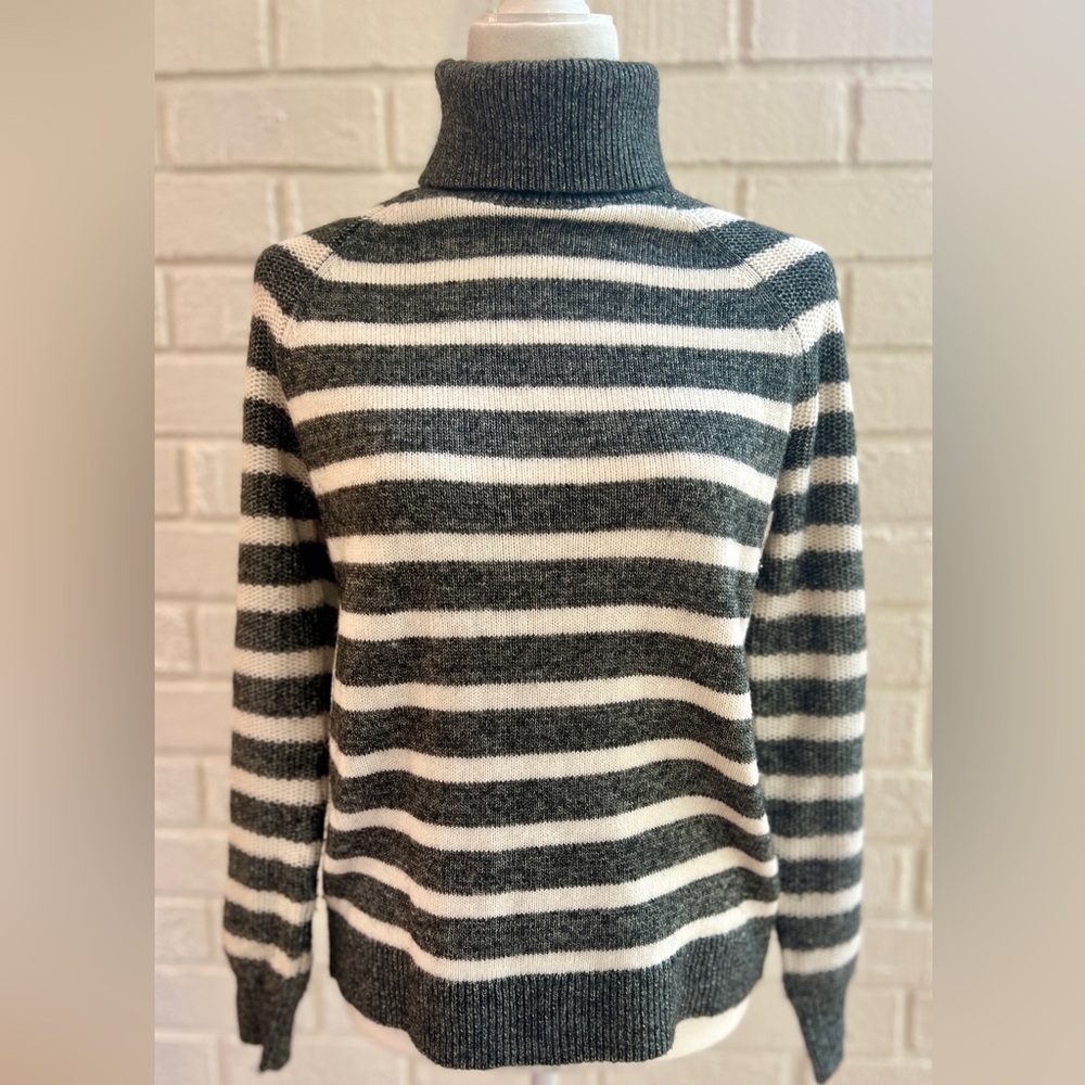 LOFT warm white and heathered gray turtleneck sweater, size medium.